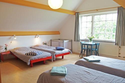 Een bed of bedden in een kamer bij Vakantiehuis Zeemeeuw
