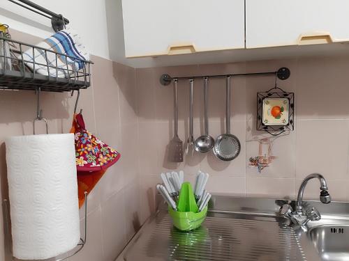 una cucina con lavandino e piano di lavoro di La casa del Largo a Venosa