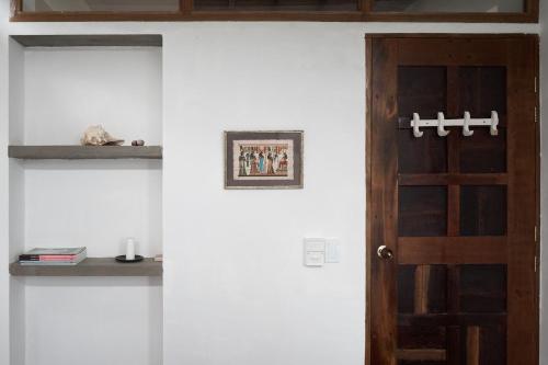 a room with a door and a shelf at Casa Caracola in Tubará