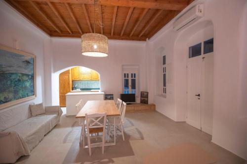 un soggiorno con tavolo e divano di M Residence Little Venice a Mykonos Città
