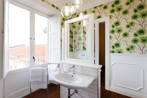 łazienka z umywalką i lustrem w obiekcie Interno Sorrentino w Sorrento
