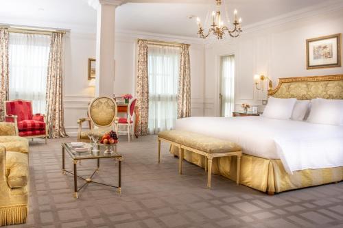 een slaapkamer met een groot wit bed en een bank bij Alvear Palace Hotel - Leading Hotels of the World in Buenos Aires