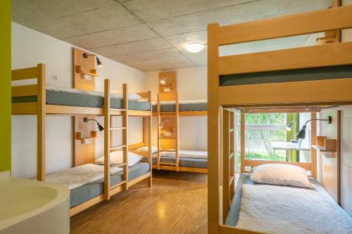 Двухъярусная кровать или двухъярусные кровати в номере Backpackers Villa Sonnenhof - Hostel Interlaken