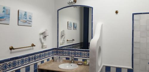 bagno con lavandino e specchio di Casa Rural Mi Abuela Maria a Mojácar