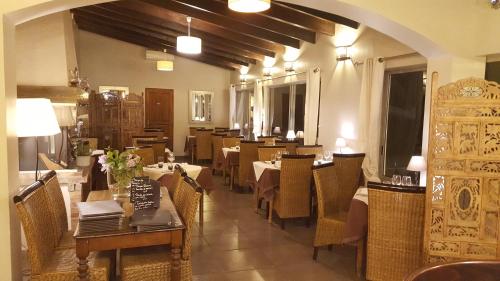 Logis Hôtel - Restaurant Résidence Les Cèdresにあるシーティングエリア