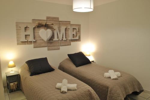 - une chambre avec 2 lits et un panneau d'affichage sur le mur dans l'établissement Centre Riviera 2P LHO5516, à Cannes