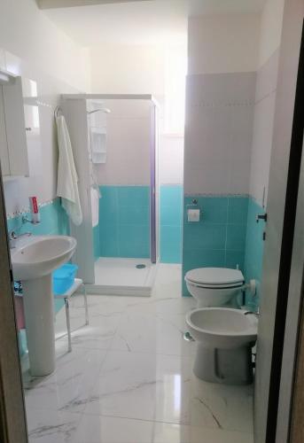 a bathroom with two toilets and a sink and a shower at Stella Maris Casa per ferie sul mare in Anzio