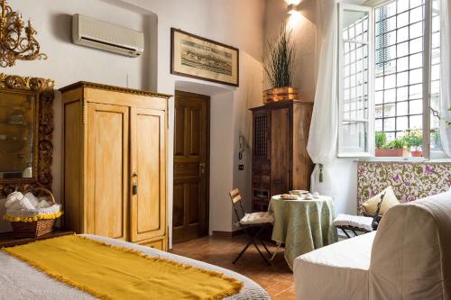 a bedroom with a bed and a table in a room at La Chiocciolina in Lucca