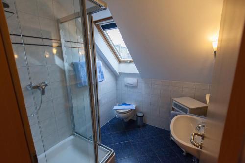 a bathroom with a shower and a toilet at Ferienwohnung Nordseegrill in Borkum