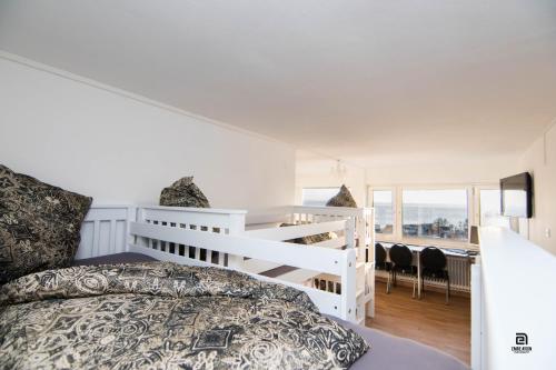 Uma ou mais camas em beliche em um quarto em Skyhostel Friedrichshafen