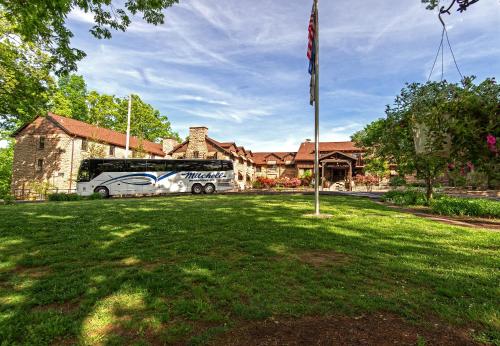 a bus is parked in front of a building at Cumberland Falls State Resort Park in Honeybee