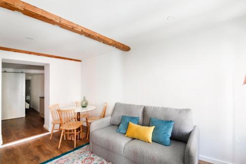 uma sala de estar com um sofá e uma mesa em PRINCIPE REAL Apartments em Lisboa