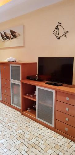 a living room with a flat screen tv on a dresser at Apartamento Altura II in Altura