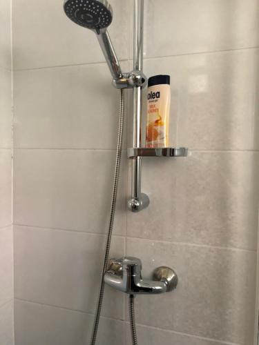 y baño con ducha con cabezal de ducha. en Room 211 - Aparthotel Jadranka, en Portorož