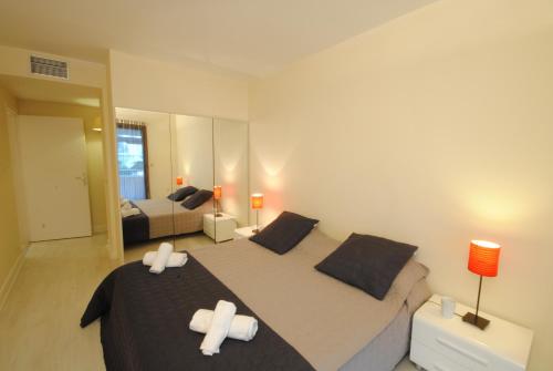 - une chambre avec 2 lits avec des croix blanches dans l'établissement Residence Gray d'Albion 2P ALI1165, à Cannes