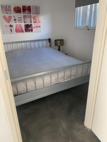 een slaapkamer met een bed in een kamer bij Luxe appartement met sauna in Drachten