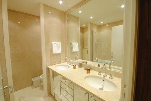 une salle de bain avec deux lavabos et un grand miroir dans l'établissement Residence Gray d'Albion 2P ALI1165, à Cannes