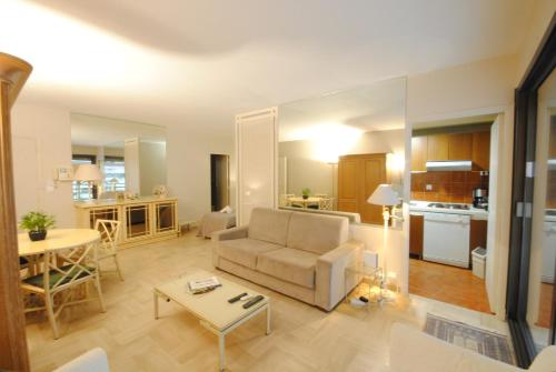 un salon avec un canapé et une table dans l'établissement Résidence Gray d'Albion Studio LEF516, à Cannes