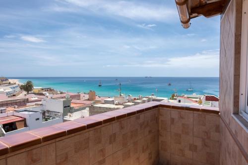 a view of the ocean from a balcony at attico vista oceano e città 3 camere 3 bagni WiFi AC in Morro del Jable