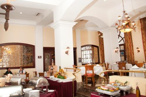 a restaurant with tables and chairs in a room at Gran Hotel Diligencias in Veracruz
