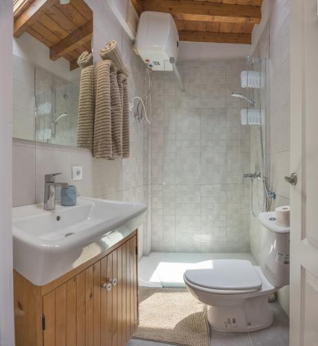 a bathroom with a sink and a toilet and a shower at attico vista oceano e città 3 camere 3 bagni WiFi AC in Morro del Jable