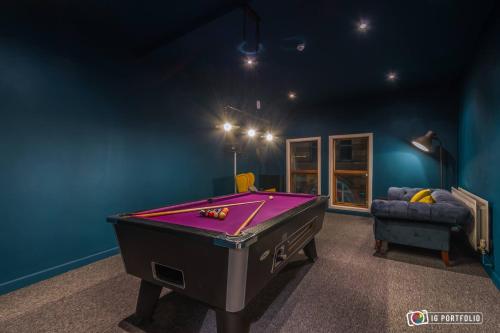 a room with a pool table and a couch at Tyler’s Rest in Belfast