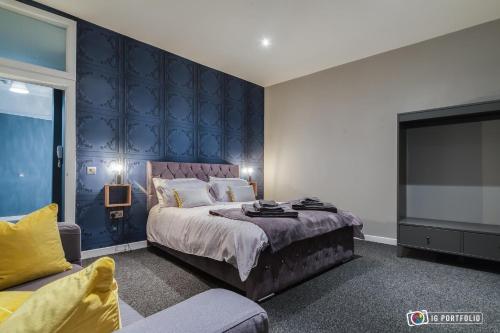 a bedroom with a large bed and a tv at Tyler’s Rest in Belfast
