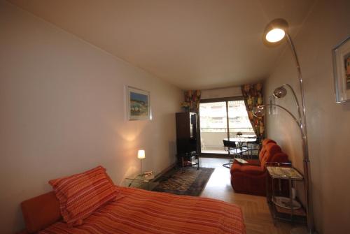una camera da letto con un letto e un soggiorno di Gray d'Albion VIM1163 studio a Cannes
