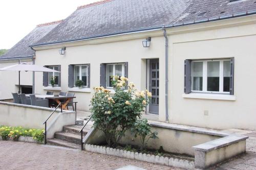 a white house with a table and a plant at Country house - La Mercerie in Continvoir