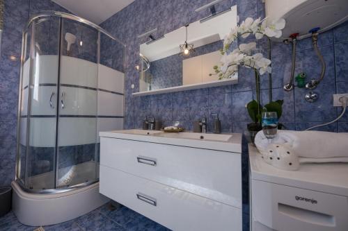 トロギールにあるApartments Zajcの洗面台、シャワー、トイレ付きのバスルーム