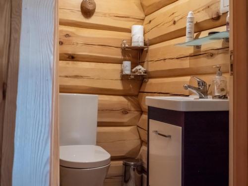 Kúpeľňa v ubytovaní Privatus rąstinis namas su pirtimi