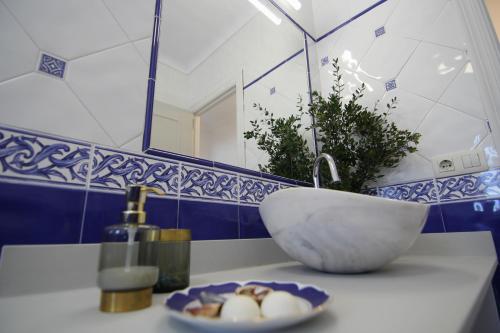 un baño con lavabo y un bol en una encimera en Alojamiento con Encanto Armenia, en Alcalá de los Gazules