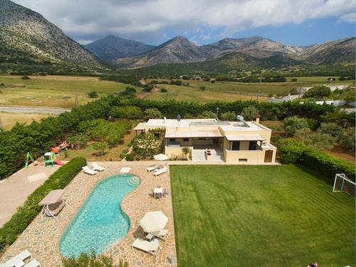 una vista aérea de una casa con piscina en Naxos Cottage, en Káto Sangríon