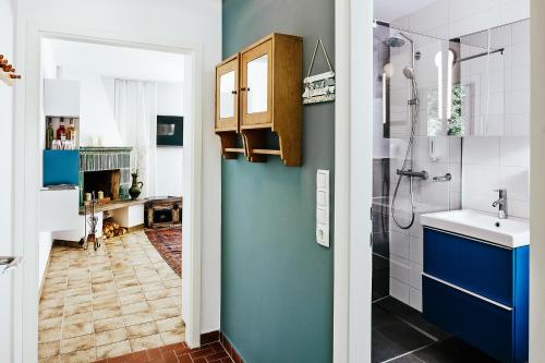 ein Bad mit einem Waschbecken und einer Dusche in der Unterkunft Appartement am See in Lamperstätten