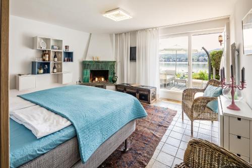 ein Schlafzimmer mit einem Bett und einem Kamin in der Unterkunft Appartement am See in Lamperstätten