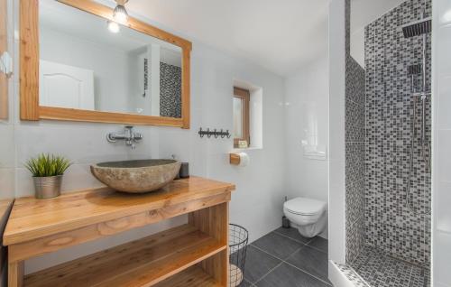 een badkamer met een stenen wastafel en een douche bij Villa Zlata in Krk