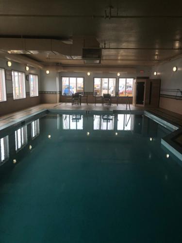 Бассейн в Best Western Grande Prairie или поблизости