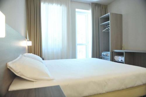 Una cama o camas en una habitación de HLL Hotel Lungolago Lecco-Como Lake