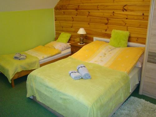 Cama o camas de una habitación en Pensjonat Dworek Baranówka