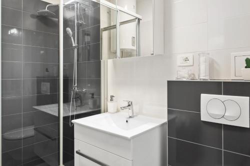 Kúpeľňa v ubytovaní Comfortable 3-Bedroom Apartment with Balcony and Fast Wi-Fi - 10 Minutes from Old Town