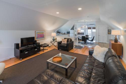 Μια τηλεόραση ή/και κέντρο ψυχαγωγίας στο The Carriage House Loft