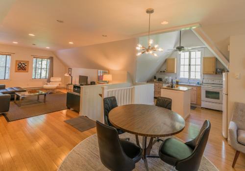 Η κουζίνα ή μικρή κουζίνα στο The Carriage House Loft