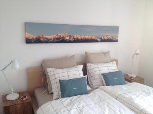 een slaapkamer met 2 bedden en een schilderij aan de muur bij Sunny Apartment in Innsbruck