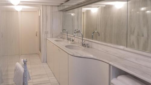 a bathroom with two sinks and a large mirror at Luxury balcony apartment in Venice