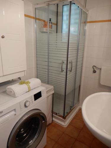Comfortable garden Apt near Vouliagmeni beach