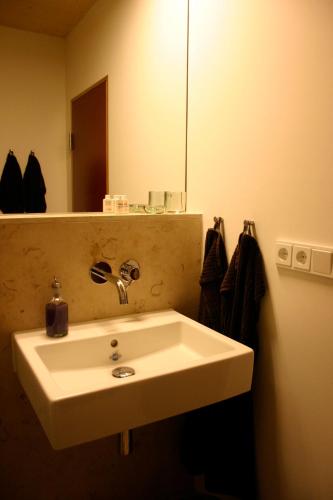 a bathroom with a white sink and a mirror at Ferienwohnung Kuh in Bolsterlang