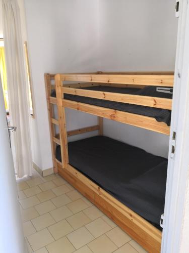 une chambre avec deux lits superposés dans une pièce dans l'établissement Studio calme à Giens , 2 pas du port et des plages, à Hyères