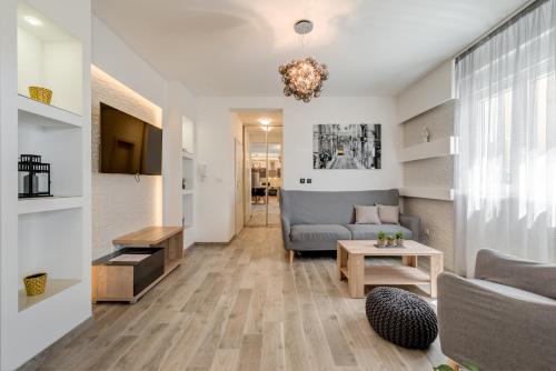 Sunny 4**** luxury apart with garden in center
