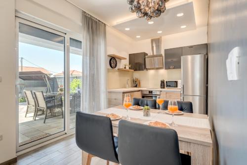 Sunny 4**** luxury apart with garden in center