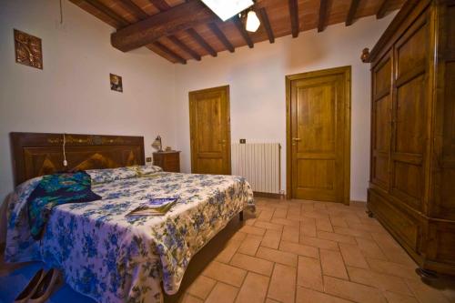 una camera con un letto in una stanza con porte in legno di Agriturismo Cognanello a Montepulciano